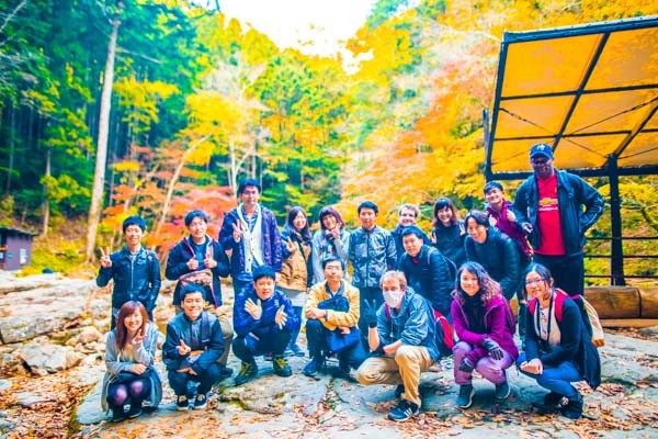 紅葉の中のハイキング